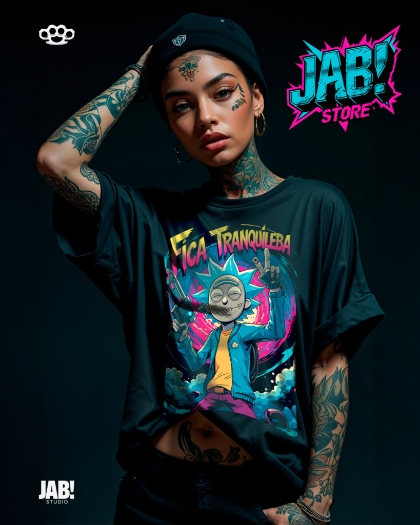 Mulher tatuada vestindo camiseta com estampa do Rick e Morty